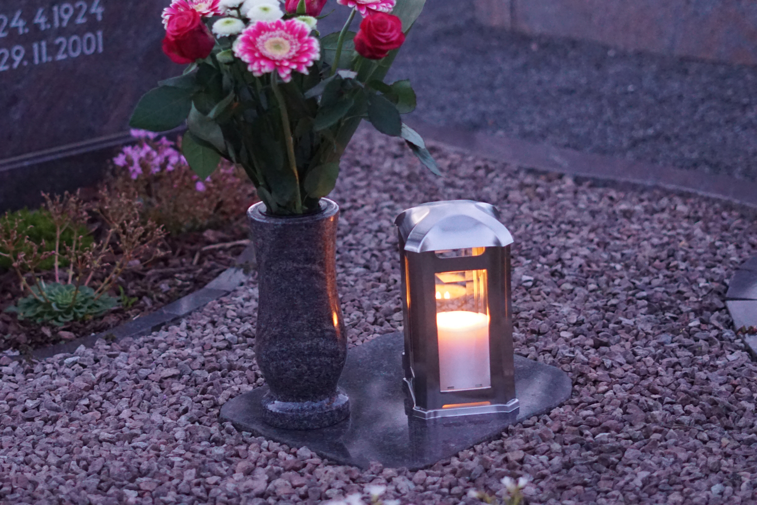 Diebstahl auf dem Friedhof: Grabschmuck sinnvoll schützen – Designgrab