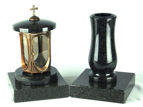 Runde Grablampe (messingfarben) mit Kreuz & Vase im Set mit 2 Granitsockeln 20×20×5 cm – handgefertigt & wetterfest