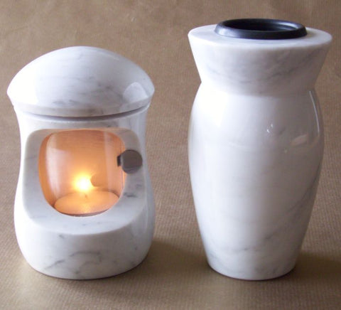 Ensemble Petite lampe funéraire et vase funéraire en marbre de Carrare