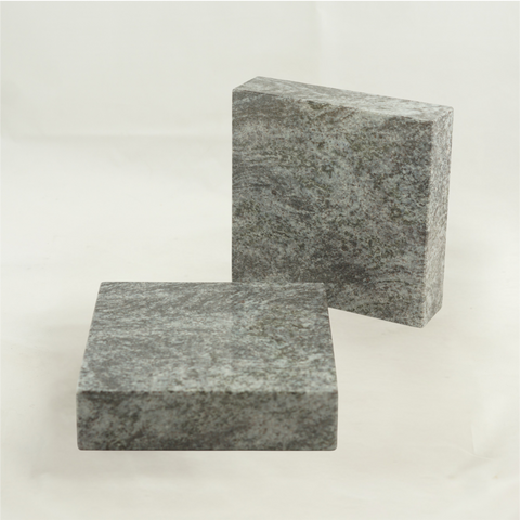 Grablampe Royal Edelstahl mit Kreuz & Granitsockel – 23 cm hoch, 12×12 cm