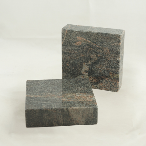Grablampe Royal Edelstahl mit Kreuz & Granitsockel – 23 cm hoch, 12×12 cm