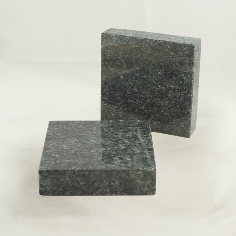 Grablampe Royal Edelstahl mit Kreuz & Granitsockel – 23 cm hoch, 12×12 cm