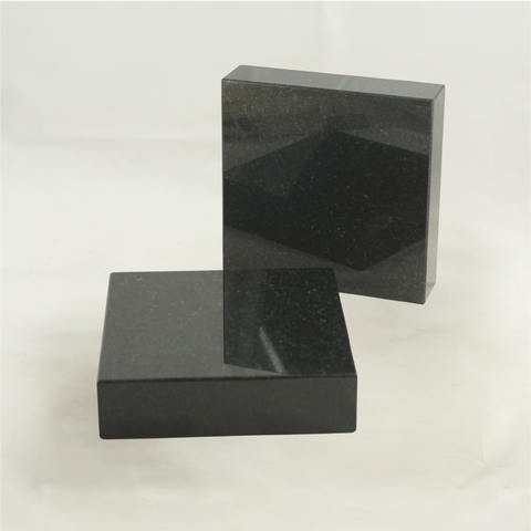 Grablampe Royal Edelstahl mit Kreuz & Granitsockel – 23 cm hoch, 12×12 cm