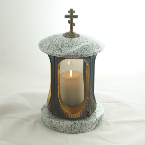 Runde Grablampe aus poliertem Granit mit orthodoxes Kreuz – Messing-Korpus – Höhe ca. 22 cm, Ø ca. 15 cm