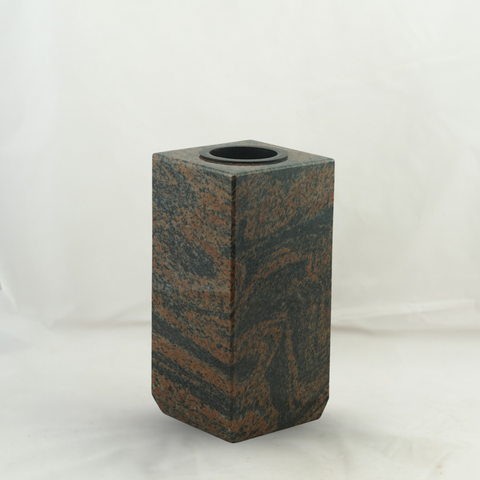 Grabvase Cube-medium aus Granit – kubisch, verschiedene Farben