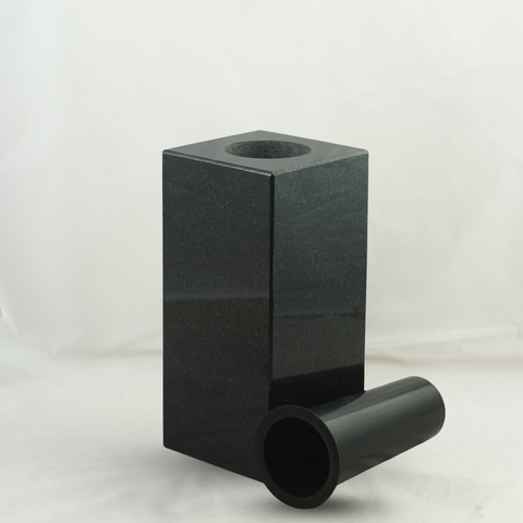 Grabvase Cube-medium aus Granit – kubisch, verschiedene Farben