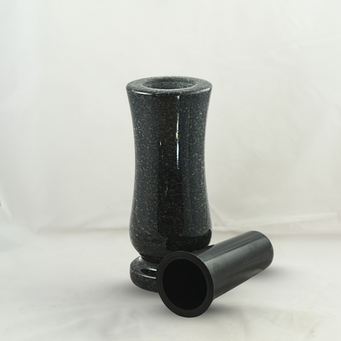 Grabvase Taille-small aus Granit – kompakt-zylindrisch, verschiedene Farben