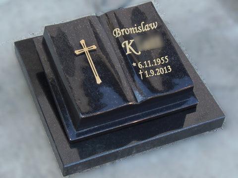 Liegestein "offenes Buch auf Grabplatte"