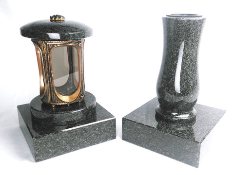 Runde Grablampe (messingfarben) mit Rosette & Vase im Set mit 2 Granitsockeln 20×20×5 cm – handgefertigt & wetterfest