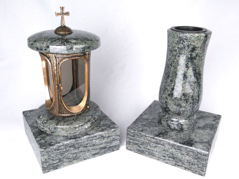 Runde Grablampe (messingfarben) mit Kreuz & Vase im Set mit 2 Granitsockeln 20×20×5 cm – handgefertigt & wetterfest
