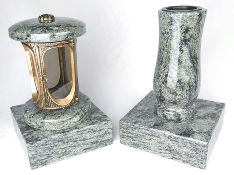 Runde Grablampe (messingfarben) mit Rosette & Vase im Set mit 2 Granitsockeln 20×20×5 cm – handgefertigt & wetterfest
