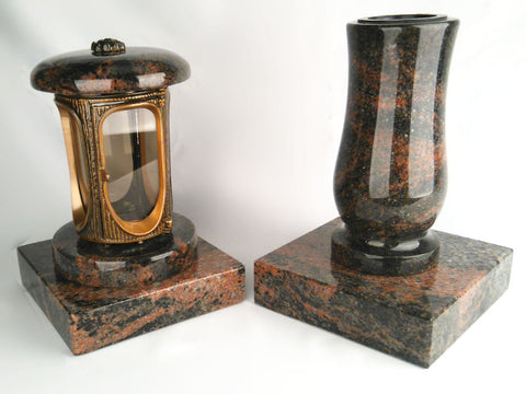 Runde Grablampe (messingfarben) mit Rosette & Vase im Set mit 2 Granitsockeln 20×20×5 cm – handgefertigt & wetterfest