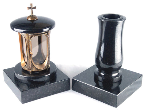 Runde Grablampe (messingfarben) mit Kreuz & Vase im Set mit 2 Granitsockeln 20×20×5 cm – handgefertigt & wetterfest