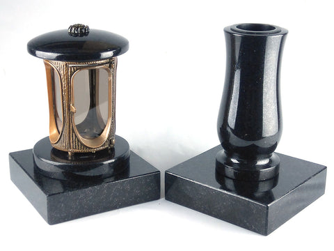 Runde Grablampe (messingfarben) mit Rosette & Vase im Set mit 2 Granitsockeln 20×20×5 cm – handgefertigt & wetterfest