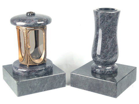 Runde Grablampe (messingfarben) mit Rosette & Vase im Set mit 2 Granitsockeln 20×20×5 cm – handgefertigt & wetterfest