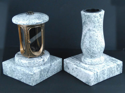 Runde Grablampe (messingfarben) mit Rosette & Vase im Set mit 2 Granitsockeln 20×20×5 cm – handgefertigt & wetterfest