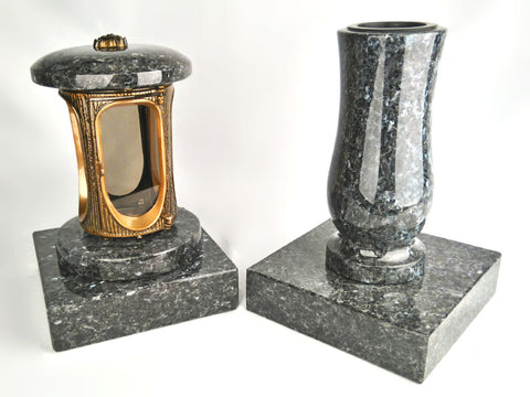 Runde Grablampe (messingfarben) mit Rosette & Vase im Set mit 2 Granitsockeln 20×20×5 cm – handgefertigt & wetterfest