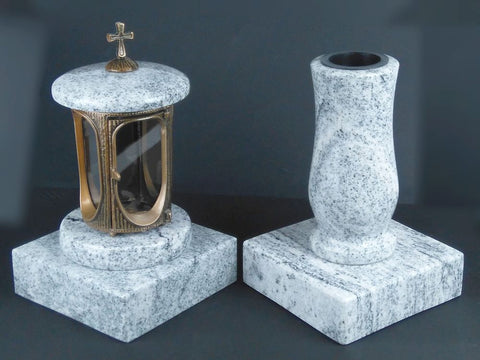 Runde Grablampe (messingfarben) mit Kreuz & Vase im Set mit 2 Granitsockeln 20×20×5 cm – handgefertigt & wetterfest