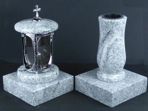 Runde Grablampe (verchromt) mit Kreuz & Vase aus Granit im Set mit 2 Sockeln – handgefertigt, wetterfest & poliert