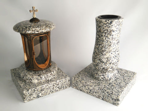 Runde Grablampe (messingfarben) mit Kreuz & Vase im Set mit 2 Granitsockeln 20×20×5 cm – handgefertigt & wetterfest