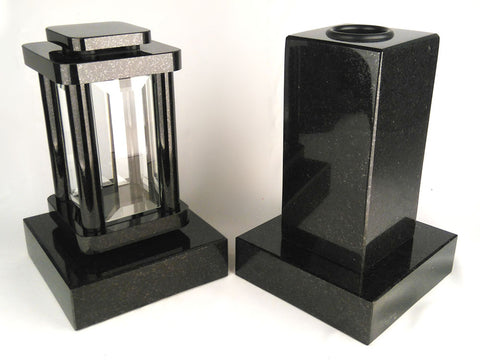 Set Grablampe Modern 25,5 cm & eckige Grabvase Cube-Medium 25 cm mit Sockel aus Granit