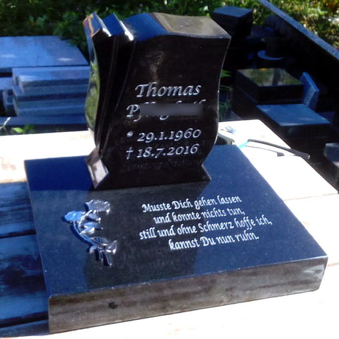 Pierre tombale sur panneau de pierre tombale