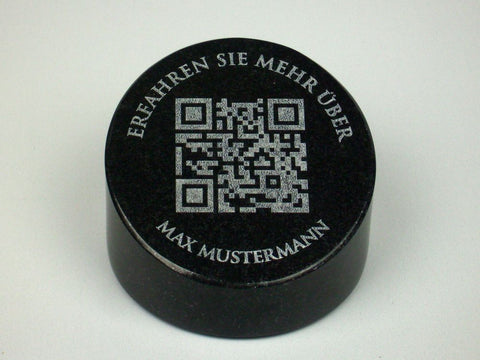 QR-Gedenkstein aus Granit Schwedisch Black – Lasergravur mit persönlichem Code – Ø 12 cm