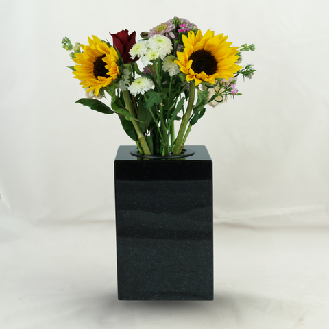 Grabvase Cube-XL aus Granit – schwarz, massiv, schwer