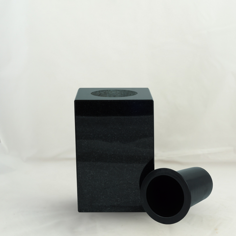 Grabvase Cube-XL aus Granit – schwarz, massiv, schwer