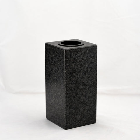 Grabvase Cube-medium aus Granit – kubisch, verschiedene Farben