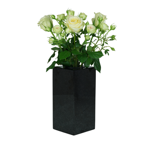 Grabvase Cube-medium aus Granit – kubisch, verschiedene Farben