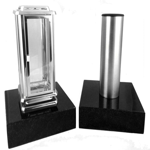 Rechteckige Grablampe Royal ohne Kreuz & Edelstahl-Vase im Set mit 2 Granitsockeln 20×20×5 cm – robust & elegant