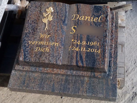 Liegestein "offenes Buch auf Grabplatte"