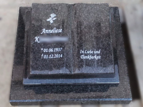 Liegestein "offenes Buch auf Grabplatte"