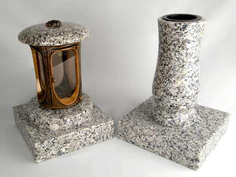Runde Grablampe (messingfarben) mit Rosette & Vase im Set mit 2 Granitsockeln 20×20×5 cm – handgefertigt & wetterfest