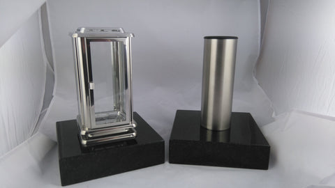 Rechteckige Grablampe Royal mit Kreuz & Edelstahl-Vase im Set mit 2 Granitsockeln 20×20×5 cm – robust & elegant