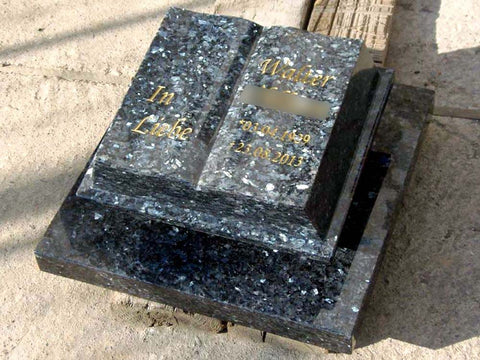 Liegestein "offenes Buch auf Grabplatte"