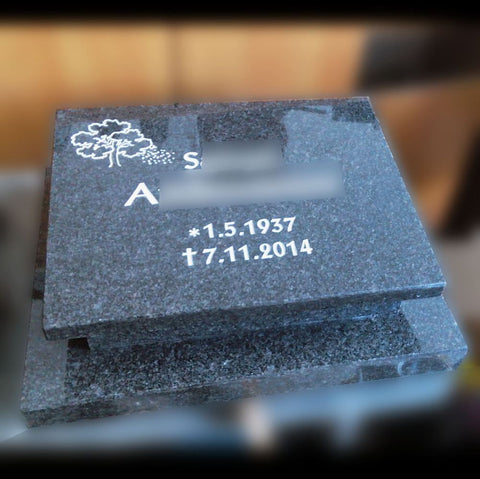 Podest auf Grabplatte