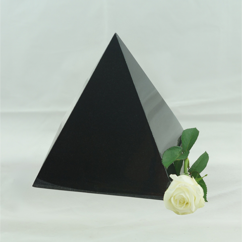Tierurne Pyramide Vater