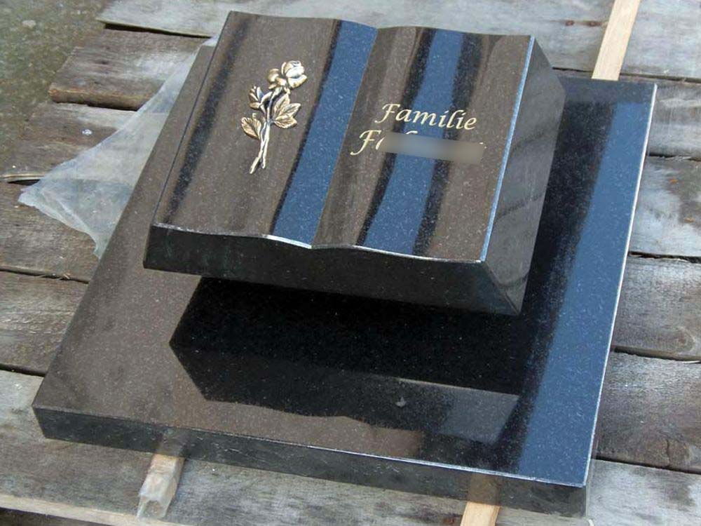 Liegestein "offenes Buch -klein- auf Grabplatte" - zum Schließen ins Bild klicken